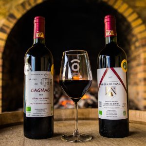 Chateau Cagnac - Deux bouteilles et un verre de vin